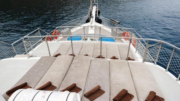 Komfortable Sonnenliegen auf dem Deck der Gulet Kayhan 11 in Fethiye, perfekt zum Sonnenbaden.