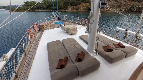 Comfortable sun loungers on the Gulet Ceylan in a quiet bay, perfect for relaxing and sunbathing