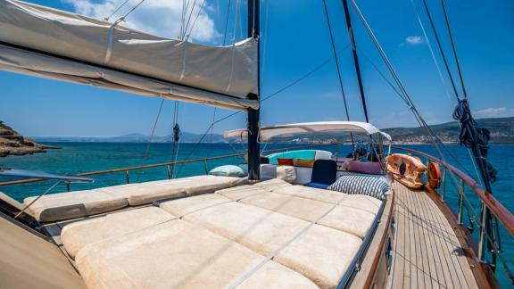 Bodrum'da rahat şezlonglarıyla geniş güneşlenme güvertesi, Gulet Golden Joy'da dinlenmek için mükemmel.