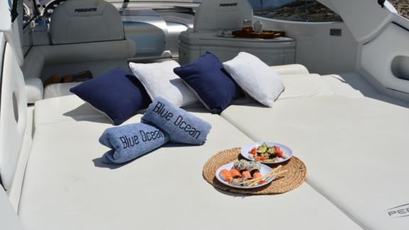 Leckere Snacks auf weichen Kissen der Motoryacht Black Ball.