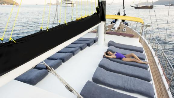 Sunbathing on comfortable loungers aboard the luxurious guletcharter Hülyam 2 in Göcek.