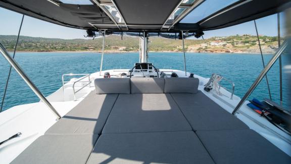 Geräumige Flybridge mit bequemen Sonnenliegen und herrlichem Ausblick auf das Meer, ideal zum Entspannen.