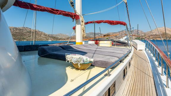 Entspannen Sie auf den Sonnenliegen der Gulet S Nur 1 und genießen Sie den atemberaubenden Blick auf Marmaris.