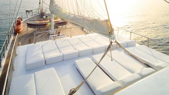 Erleben Sie luxuriöse Entspannung auf dem großzügigen Sonnendeck der Gulet Anıl Kaptan 1 mit weichen Liegen.