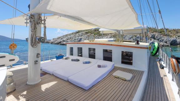 The foredeck of the Gazella gulet features large sunbeds. A sunshade provides a comfortable and relaxing atmosphere.
