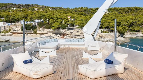 Konforlu oturma alanlarına sahip geniş Wind Of Fortune güvertesi.