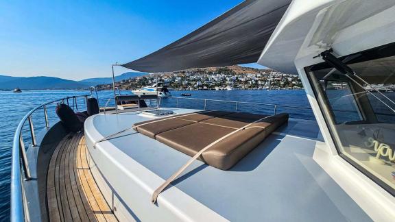 Die Yacht Berre Lal bietet ein schattiges Sonnendeck mit Aussicht auf Bodrum.