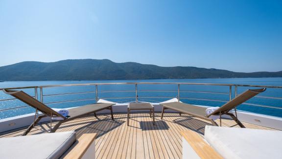 Ocean Breeze Bodrum’da üst güvertede deniz manzaralı lüks kiralık yat konforu ve huzurlu bir atmosfer sunar.