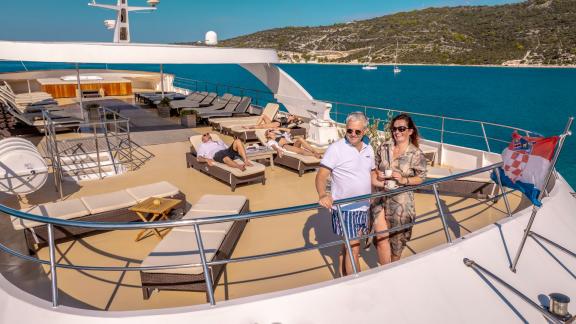 Genießen Sie die Sonne auf dem geräumigen Sonnendeck der Charteryacht Karizma in Split