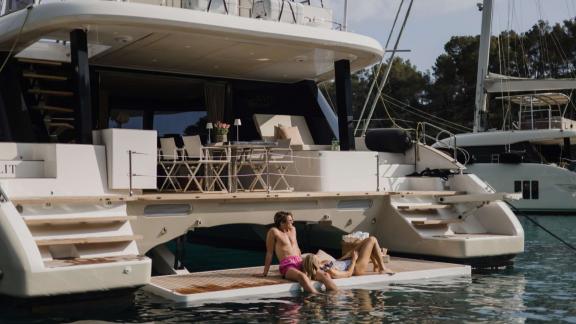 Раскладная платформа катамарана Sunreef 50 Sweet Dreams идеально подходит для загара и купания у берегов Кастелы.