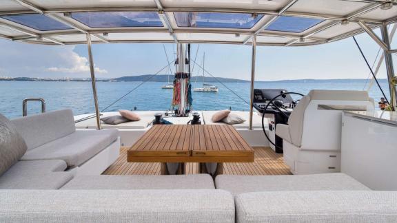 На флайбридже катамарана Sweet Dreams Sunreef 50 находятся тенистая зона отдыха и штурвал с панорамным обзором.