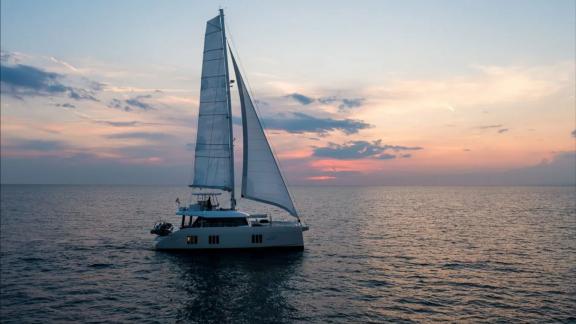 Катамаран Sweet Dreams Sunreef 50 предлагает романтическое и спокойное плавание на закате у берегов Кастелы.