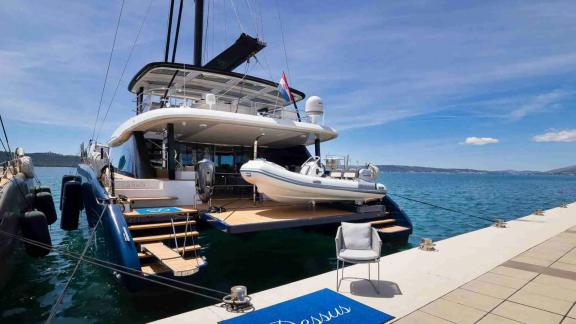 Der Katamaran Dessus Sunreef 60 liegt in Kastela bereit zur Einschiffung.