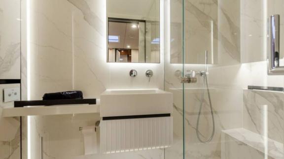 Modernes Badezimmer mit stilvollem Design an Bord der Dessus in Kastela.