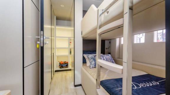 Komfortable Kabine mit Stockbetten an Bord der Dessus in Kastela.