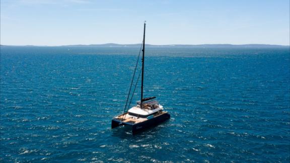 Der Katamaran Dessus Sunreef 60 fährt ruhig über das offene Meer bei Kastela.