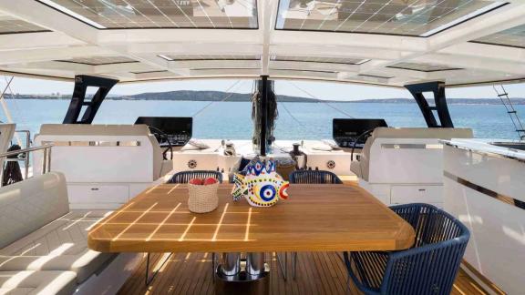 Der Katamaran Dessus bietet bei Kastela einen schattigen Essplatz auf der Flybridge.