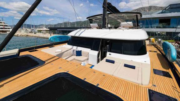 Das Vordeck des Dessus Katamarans bietet bequeme Liegeflächen im Hafen Kastelas.