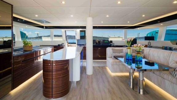 Der Salon des Katamarans Dessus bietet bei Kastela modernes Design und Helligkeit.