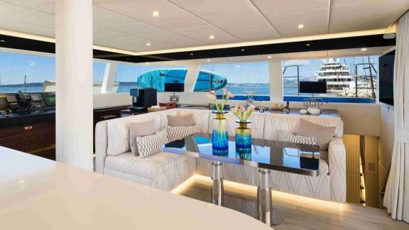 Der Katamaran Dessus bietet in Kastela bequeme Sitzecke mit Meerblick.