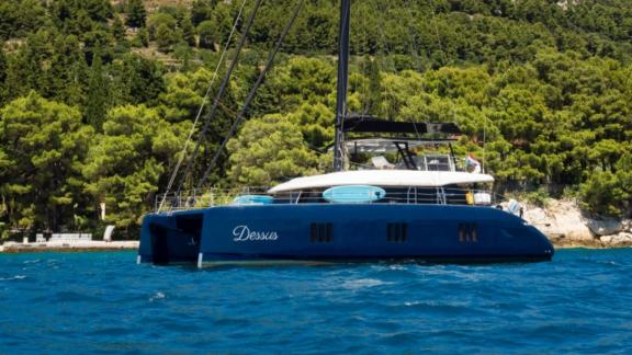 Der blaue Katamaran Dessus Sunreef 60 liegt bei Kastela zur Miete bereit.