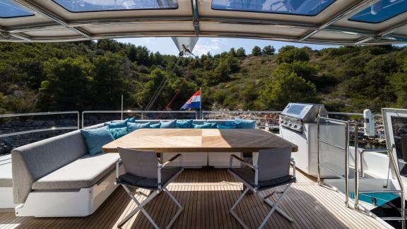 On Vulpino’s flybridge in Kastela enjoy a BBQ, nature view and lounge seating.