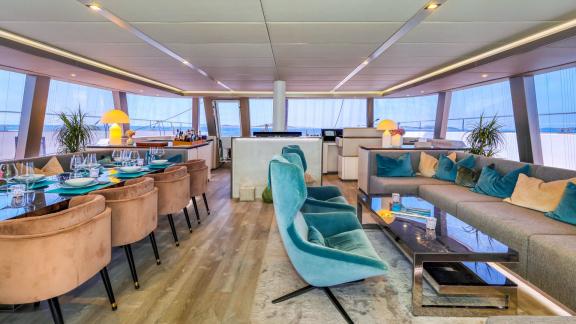 Surrounded by panoramic windows, Honeybird’s elegant salon offers a bright and luxurious space for charter in Šibenik.