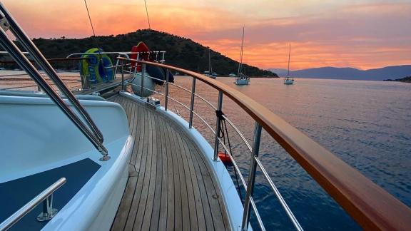 Великолепный закат на палубе роскошного гулета в Мармарисе.