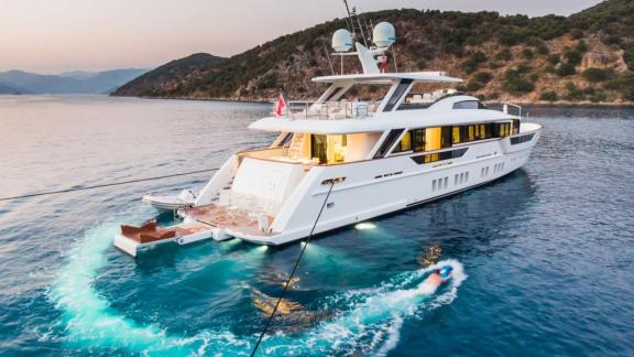 Die Yacht Rem liegt ruhig im Wasser und bietet luxuriösen Charter in Göcek.