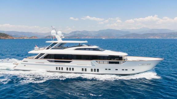 Die stilvolle Yacht Rem fährt durch das Meer bei Göcek und bietet exklusiven Charter.