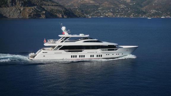 Die weiße Luxus-Yacht Rem fährt durch das blaue Meer bei Göcek und ist chartermöglich.