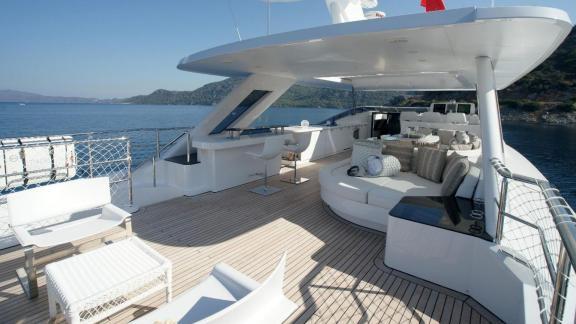 Die obere Terrasse der Rem in Göcek bietet perfekten Komfort für entspannte Yachtmomente.