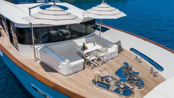 Das Vordeck der Rem in Göcek bietet stilvollen Komfort für luxuriöse Yachtmiete.
