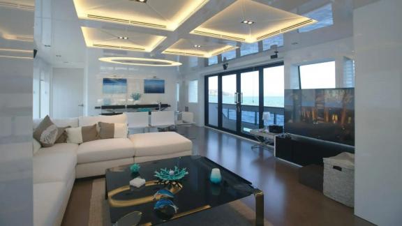 Das elegante Salon der Rem in Göcek bietet modernen Komfort mit Blick auf das Meer.