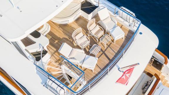 Das Oberdeck der Rem in Göcek bietet perfekte Bedingungen zum Sonnen und Entspannen.