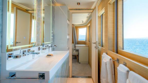 Das Ensuite-Bad der Renata überzeugt mit großem Waschtisch und Meerblickfenstern für höchsten Komfort.