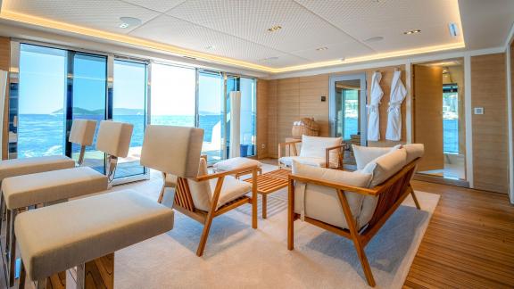 Die Spa-Lounge der Renata bietet Meerblick, moderne Möbel und eine ruhige Atmosphäre.