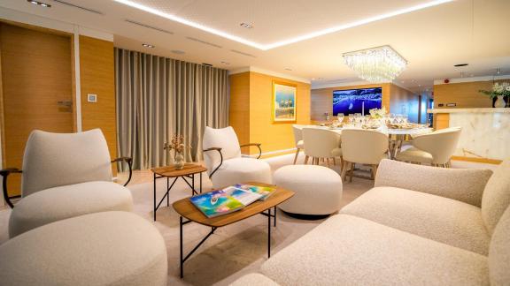 Im Inneren der Renata bietet der Salon komfortable Sitzmöbel, modernes Lichtdesign und einen eleganten Esstisch.