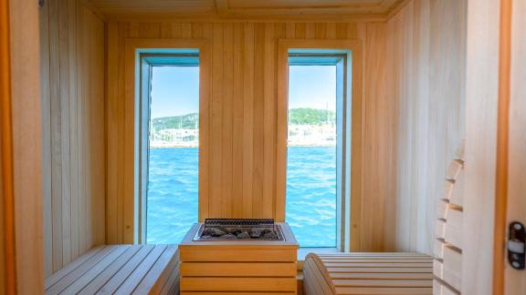 Die Holzsauna der Renata mit Panoramafenstern zum Meer lädt zur vollkommenen Entspannung ein.