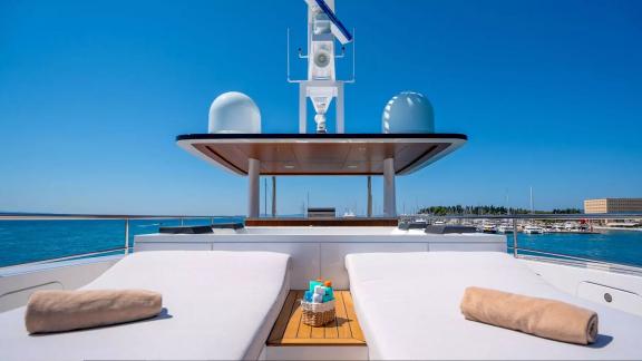 Bequeme Liegen und ein Tisch bieten den idealen Platz zum Entspannen am Meer.