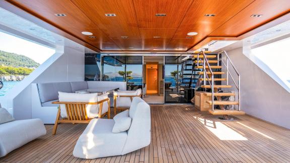 Das Achterdeck der Motoryacht Renata bietet Sitzecke und Treppe zum Oberdeck.
