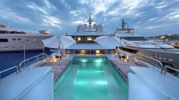 The pool deck of the yacht Thunder offers an impressive ambiance with night lighting.