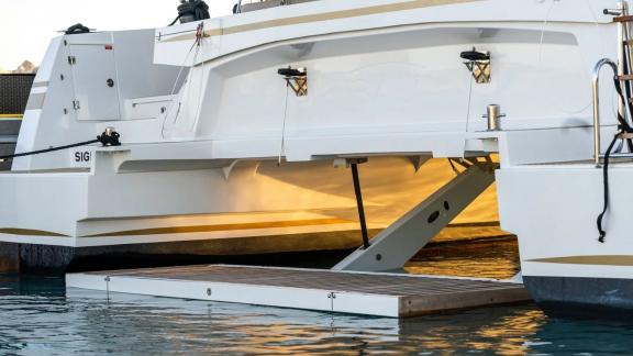 Die absenkbare Plattform des Bali Katamarans bietet einfachen Zugang zum Wasser für unvergessliche Momente.