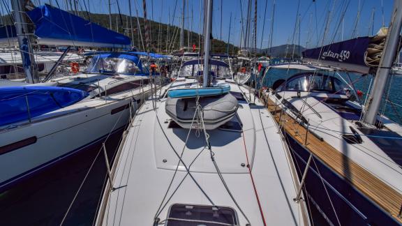 Rettungsboot und Ausrüstung auf dem Vorderdeck der Segelyacht Nazlı Denizim.