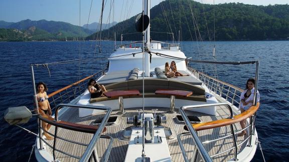 Luxurious 6-cabin gulet Şadiye Hanım in Marmaris, ideal for relaxed sailing and sunbathing.