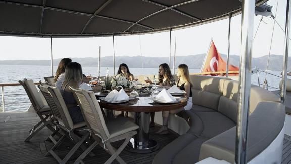 Gruppe von Frauen genießt ein elegantes Abendessen auf der 6-Kabinen Gulet Şadiye Hanım in Marmaris.