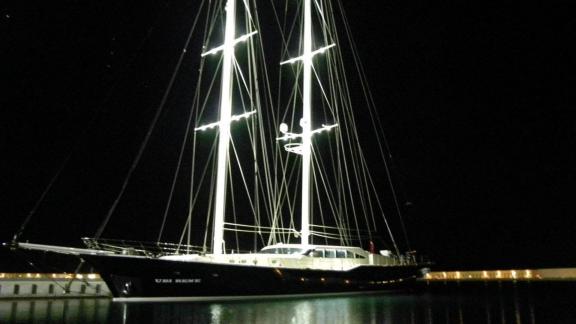 Beleuchtete Yacht Ubi Bene in einem Hafen bei Nacht, Marmaris, Türkei.