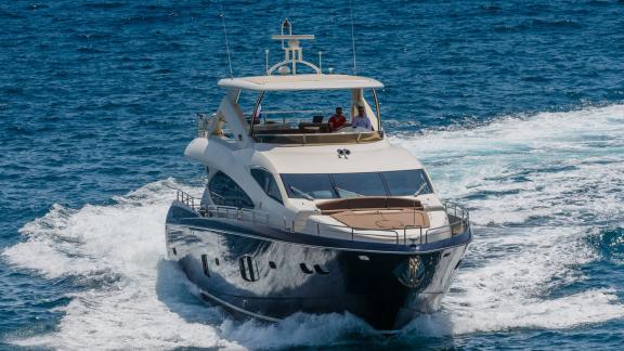 Die Motoryacht pflügt durch die Wellen der Adria mit Blick auf die Brücke.