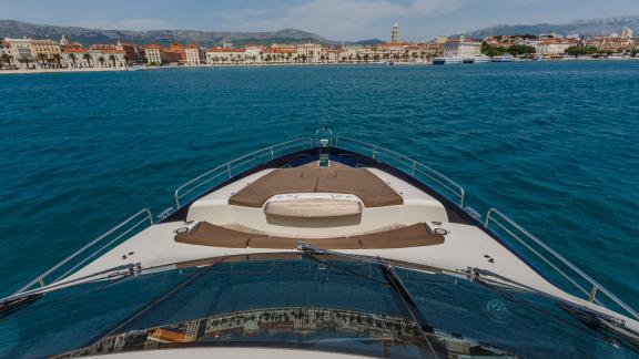 Panoramaansicht von Split vom Vorderdeck einer luxuriösen Motoryacht aus.