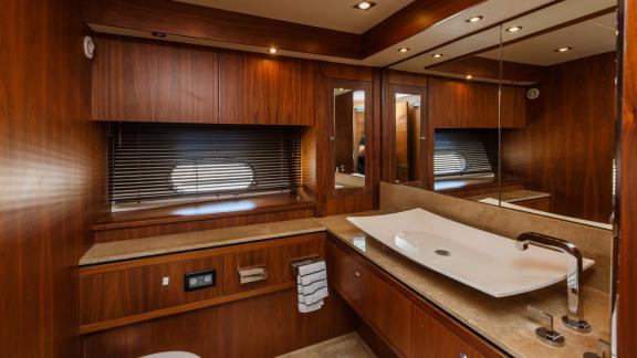 Elegantes Badezimmer mit hochwertigen Armaturen auf einer luxuriösen Motoryacht.